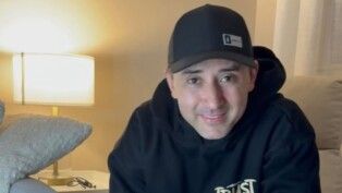 O influenciador Junior Pena, de boné e blusa preta, durante vídeo gravado para celebrar sua soltura