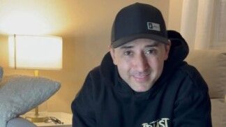 O influenciador Junior Pena, de boné e blusa preta, durante vídeo gravado para celebrar sua soltura