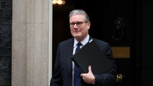 O primeiro-ministro do Reino Unido, Keir Starmer, deixa o número 10 da Downing Street em direção à Câmara dos Comuns, onde deve fazer uma declaração sobre o processo de verificação para a nomeação de Peter Mandelson como embaixador britânico nos Estados Unidos