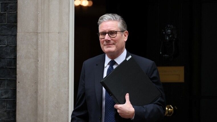 O primeiro-ministro do Reino Unido, Keir Starmer, deixa o número 10 da Downing Street em direção à Câmara dos Comuns, onde deve fazer uma declaração sobre o processo de verificação para a nomeação de Peter Mandelson como embaixador britânico nos Estados Unidos