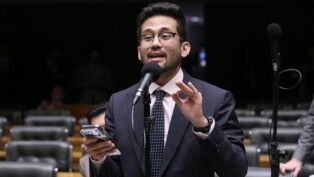 Kim Kataguiri na tribuna da Câmara