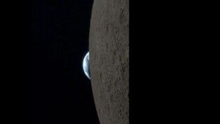 Imagem do planeta Terra desaparecendo aos poucos, escondida pela Lua