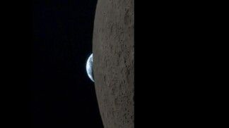 Imagem do planeta Terra desaparecendo aos poucos, escondida pela Lua