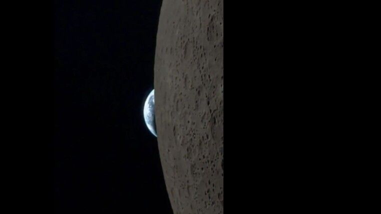 Imagem do planeta Terra desaparecendo aos poucos, escondida pela Lua