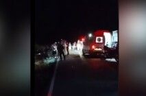 Ambulância faz atendimento ao acidente à noite