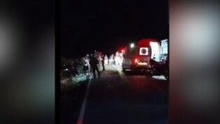 Ambulância faz atendimento ao acidente à noite