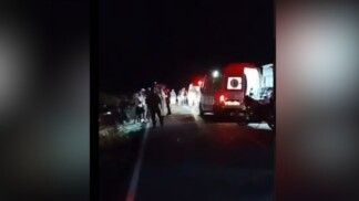 Ambulância faz atendimento ao acidente à noite