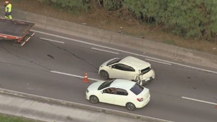 Dois carros parados no meio de uma rodovia, vistos de cima