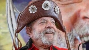 Lula com chapéu de cangaceiro