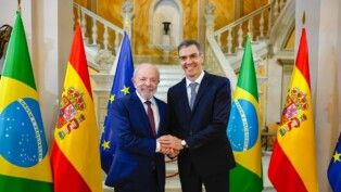 Presidente da República, Luiz Inácio Lula da Silva, durante cerimônia oficial de chegada. Jardins do Palácio de Pedralbes, Espanha