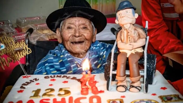 Mashico com bolo de aniversário de 125 anos