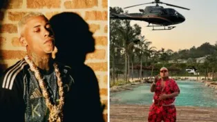 No lado direito há um homem com roupa vermelha e um charuto na boca. No lado esquerdo há um homem com uma corrente de ouro.