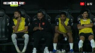 Memphis Depay recebeu uma multa por usar o celular no banco de reservas do Corinthians durante uma partida