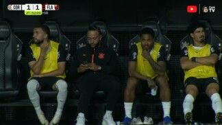 Memphis Depay recebeu uma multa por usar o celular no banco de reservas do Corinthians durante uma partida