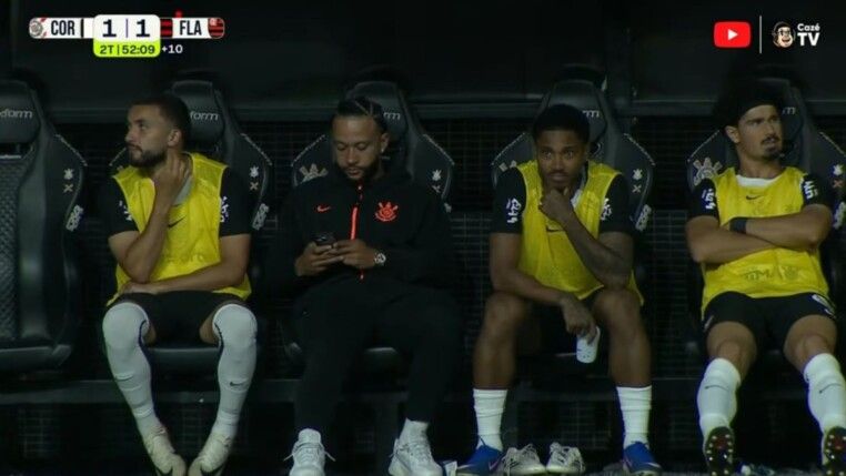 Memphis Depay recebeu uma multa por usar o celular no banco de reservas do Corinthians durante uma partida