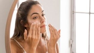 mulher-passando-creme