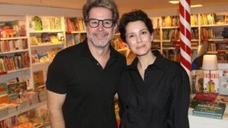 Murilo prestigiou a ex-namorada, Cecília, em lançamento de livro. (Foto: Rogério Fidalgo/AgNews)