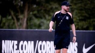 William Batista, técnico do Sub-20, passou o treino do Corinthians nesta segunda-feira (06/04)
