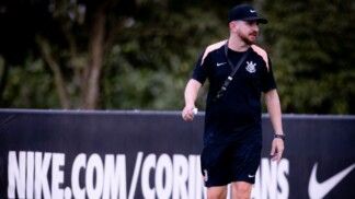 William Batista, técnico do Sub-20, passou o treino do Corinthians nesta segunda-feira (06/04)