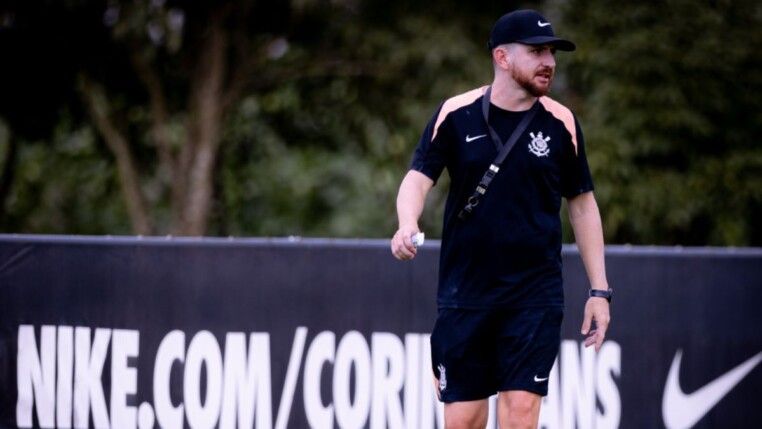 William Batista, técnico do Sub-20, passou o treino do Corinthians nesta segunda-feira (06/04)