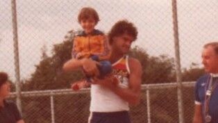 Oscar segura seu irmão Tadeu Schmidt