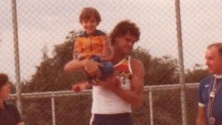 Oscar segura seu irmão Tadeu Schmidt