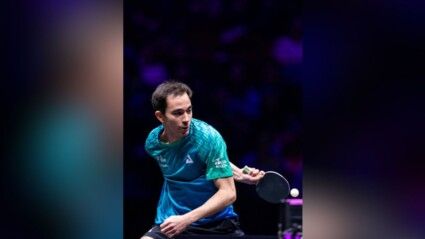 Hugo Calderano rebate bolinha durante jogo na Copa do Mundo