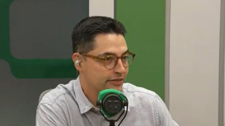 Bruno Rizzi fala ao microfone durante participação em programa da TMC