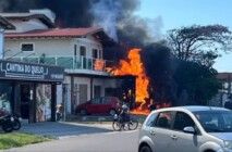 Fogo consome carcaça do avião que caiu sobre uma residência