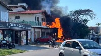 Fogo consome carcaça do avião que caiu sobre uma residência