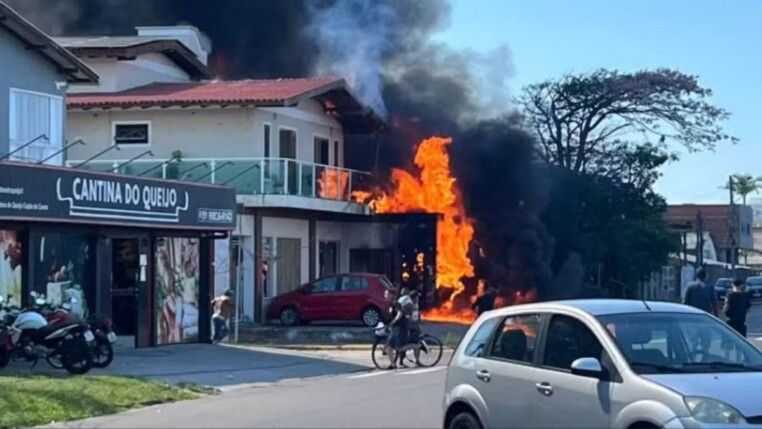 Fogo consome carcaça do avião que caiu sobre uma residência