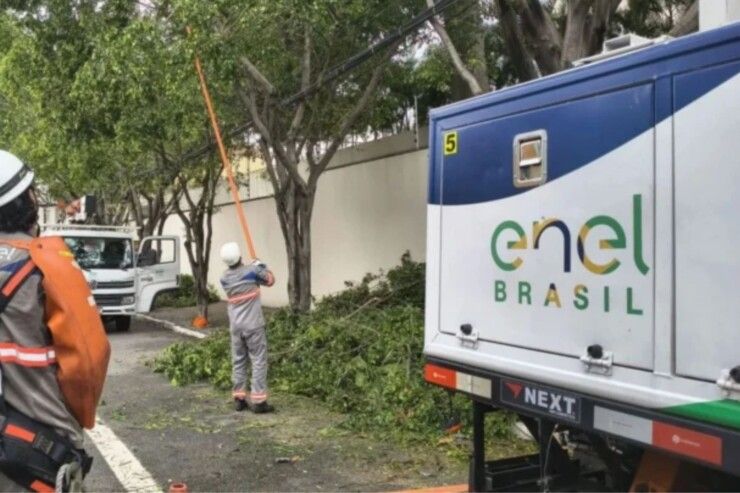 Equipes da Enel atuando durante falta de energia. Divulgação: Enel