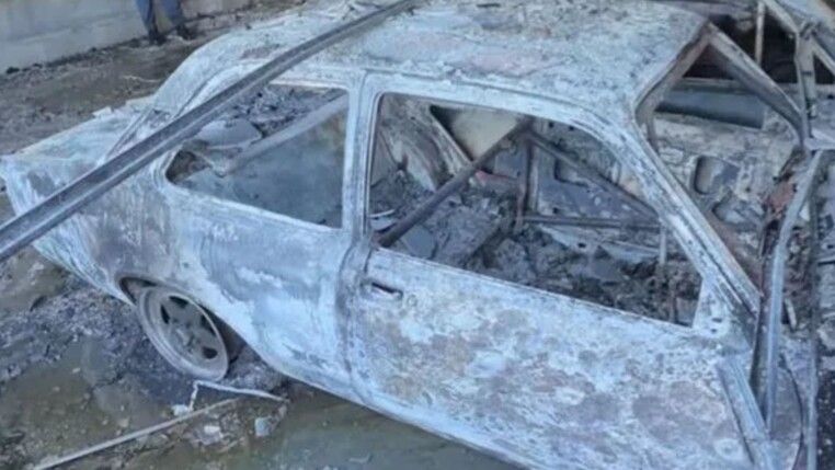 Carro foi incendiado por completo (Reprodução/Instagram/mcgui)
