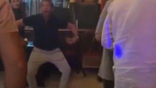 Pai de Agostina imita macaco