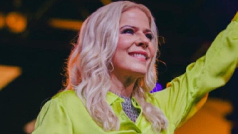 A vocalista do Kid Abelha esteve no palco do Domingão com Hulk. (Foto: Reprodução/Instagram/@paulatoller)