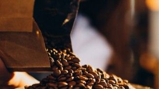 Grãos de café caindo em um recipiente.