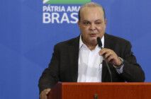 Ibaneis Rocha fala ao microfone durante evento