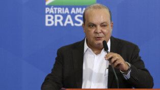 Ibaneis Rocha fala ao microfone durante evento