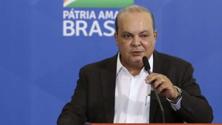 Ibaneis Rocha fala ao microfone durante evento