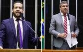 Deputados falam ao microfone durante sessão na Câmara