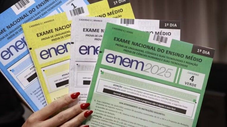 Cadernos coloridos do Enem.
