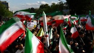 Iranianos participam de uma cerimônia que marca 40 dias desde a morte de estudantes em um ataque a uma escola primária feminina em Minab