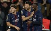 O jogador do Paris Saint-Germain, Gonçalo Ramos, comemora o terceiro gol da equipe ao lado de João Neves e Ousmane Dembélé.
