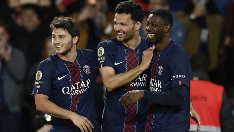 O jogador do Paris Saint-Germain, Gonçalo Ramos, comemora o terceiro gol da equipe ao lado de João Neves e Ousmane Dembélé.