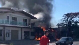 Casa pega fogo após queda de avião