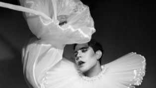 Christian Chávez com roupa de tule. A foto está em preto e branco.