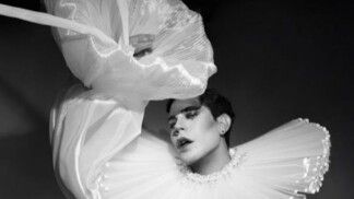 Christian Chávez com roupa de tule. A foto está em preto e branco.