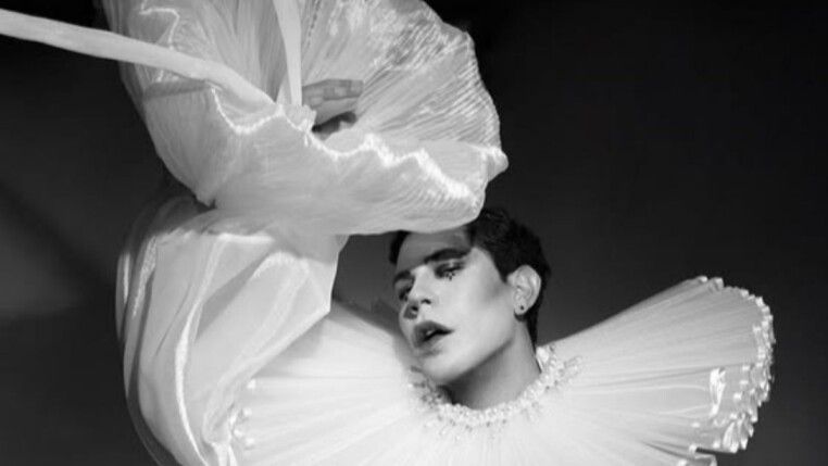 Christian Chávez com roupa de tule. A foto está em preto e branco.