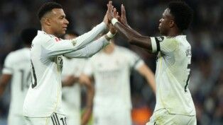 Kylian Mbappé, do Real Madrid, comemora o primeiro gol da equipe com Vinícius Júnior. Crédito: Reuters/Isabel Infantes