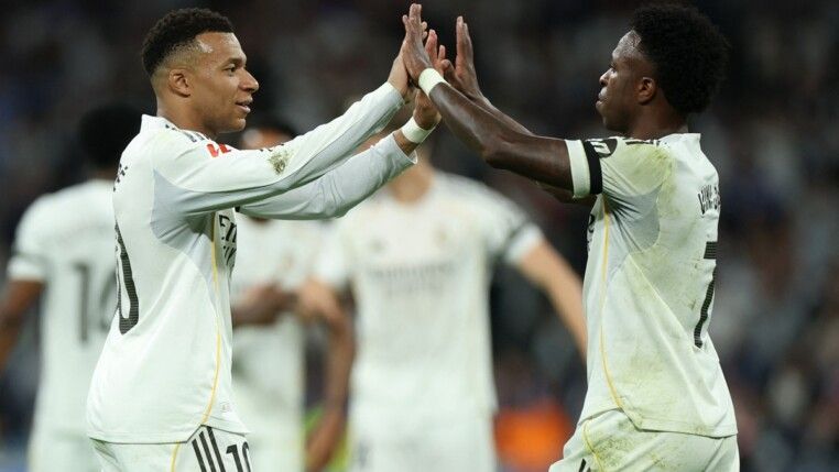 Kylian Mbappé, do Real Madrid, comemora o primeiro gol da equipe com Vinícius Júnior. Crédito: Reuters/Isabel Infantes